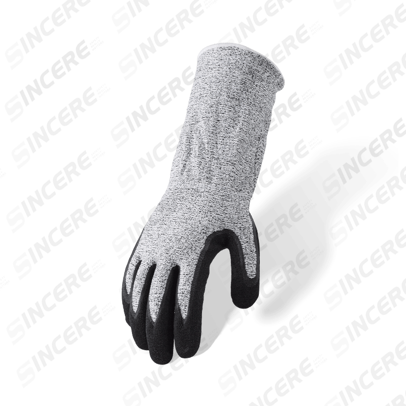 Schnittfeste Handschuhe der Stärke 13 ANSI A6 mit verlängerter Manschette und schwarzer Nitril-Sandpalme