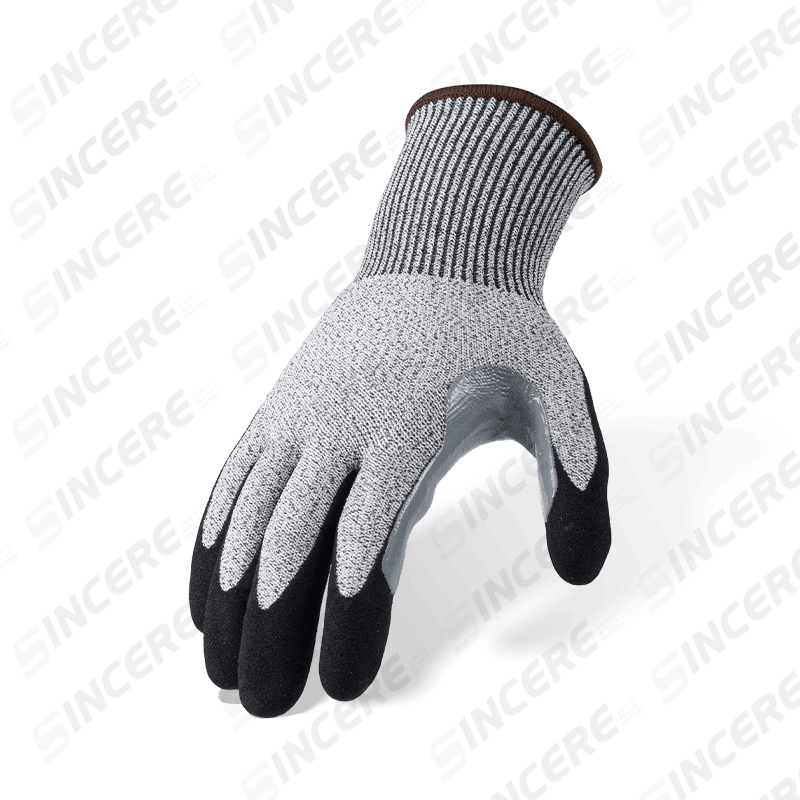 Schnittfeste Handschuhe der Stärke 13 ANSI A4 mit schwarzer Nitril-Sandhandfläche und extra langem, verstärktem Daumen-Schritt